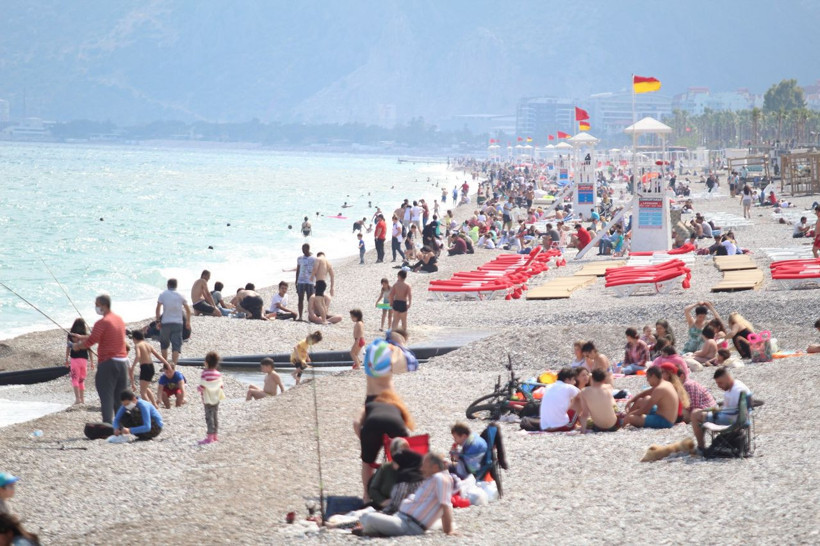 Korona kimin umrunda! Antalya'da maskeli güneşlenme dönemi - Resim: 3