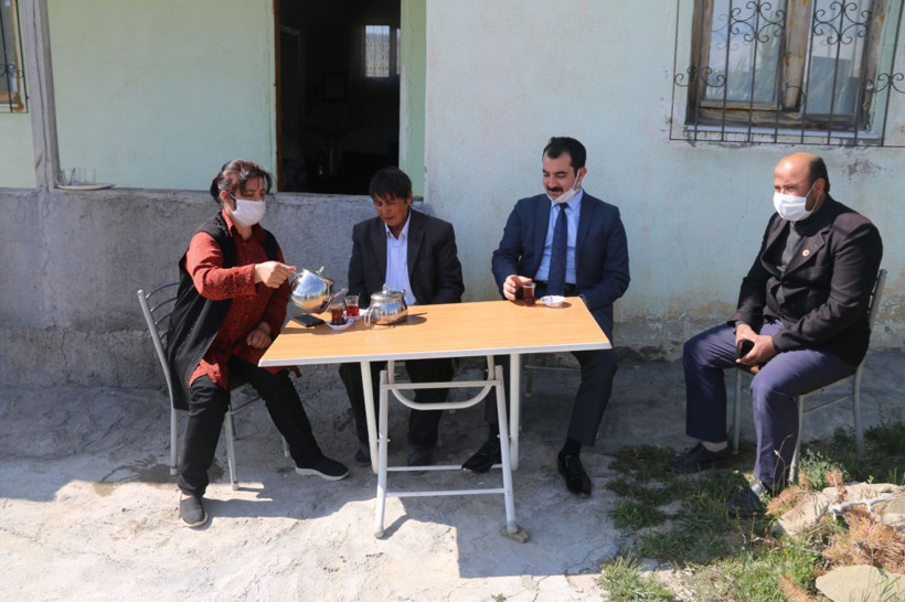 Sivas'ta 57 yıldır erkek kıyafeti giyen köylü kadın traş da oluyor - Resim: 1