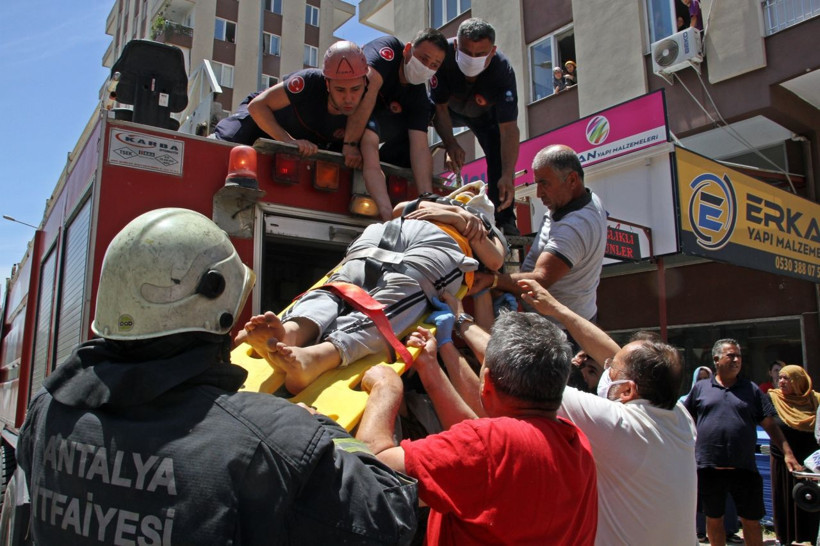 Antalya'da hamile kadın cam silerken dükkanın tentesine düştü - Resim: 1