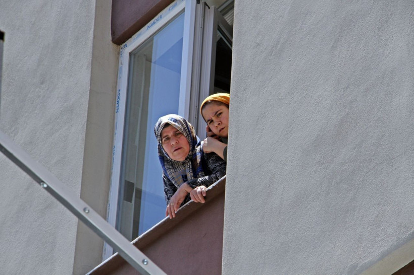 Antalya'da hamile kadın cam silerken dükkanın tentesine düştü - Resim: 3