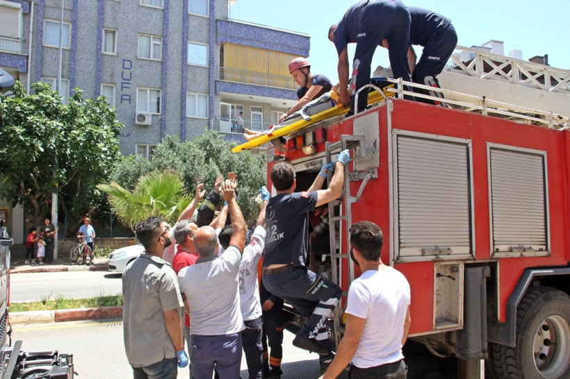 Antalya'da hamile kadın cam silerken dükkanın tentesine düştü - Resim: 4