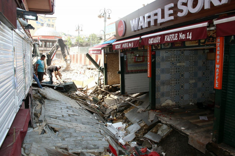 İstanbul Ortaköy kumpirciler çarşısında dükkanlar yıkılıyor - Resim: 1