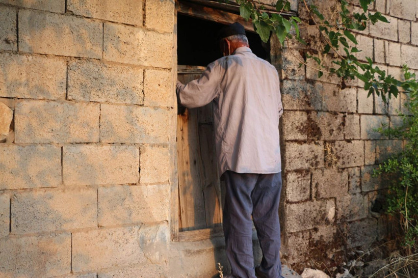 Siirt'te kimsesiz yaşlı adam yardım bekliyor Yaşadığı yerini kapısı bile yok - Resim: 1