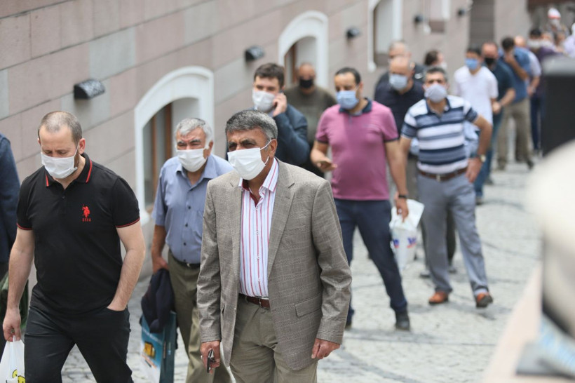 Ankara'da sağanak yağmur altında koronavirüs tedbirli cuma namazı - Resim: 1