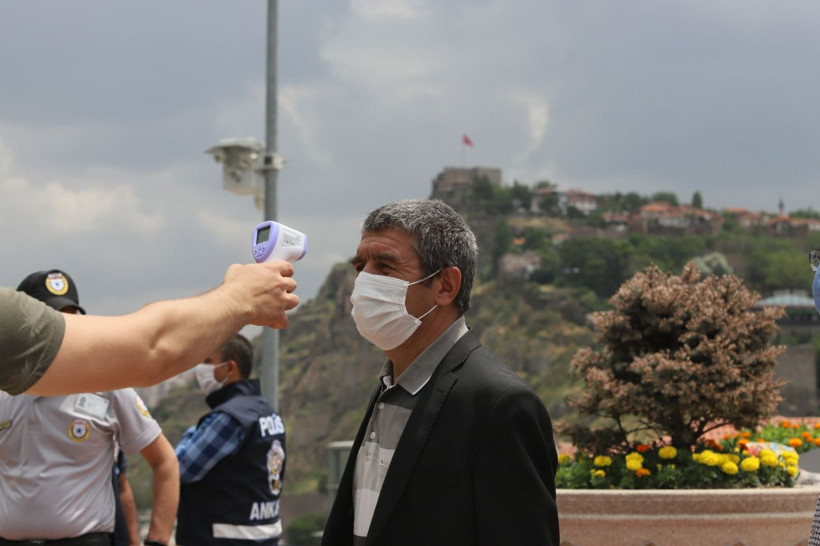 Ankara'da sağanak yağmur altında koronavirüs tedbirli cuma namazı - Resim: 2