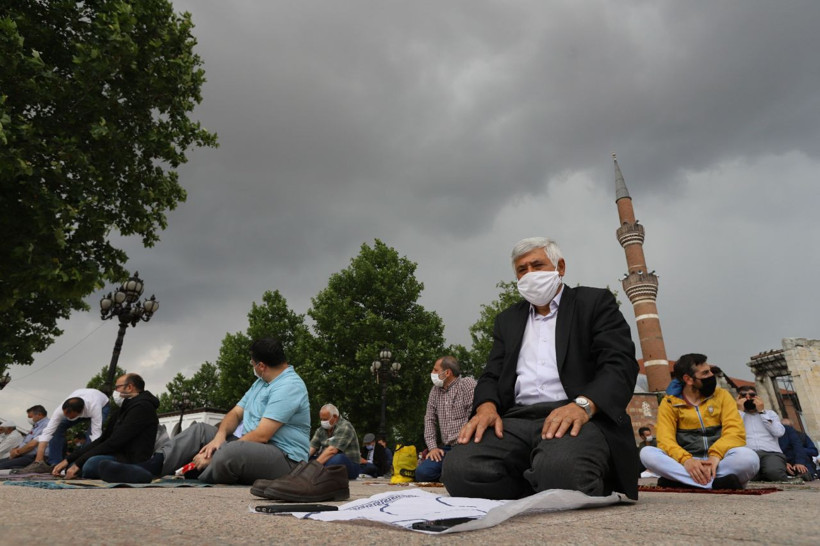 Ankara'da sağanak yağmur altında koronavirüs tedbirli cuma namazı - Resim: 4