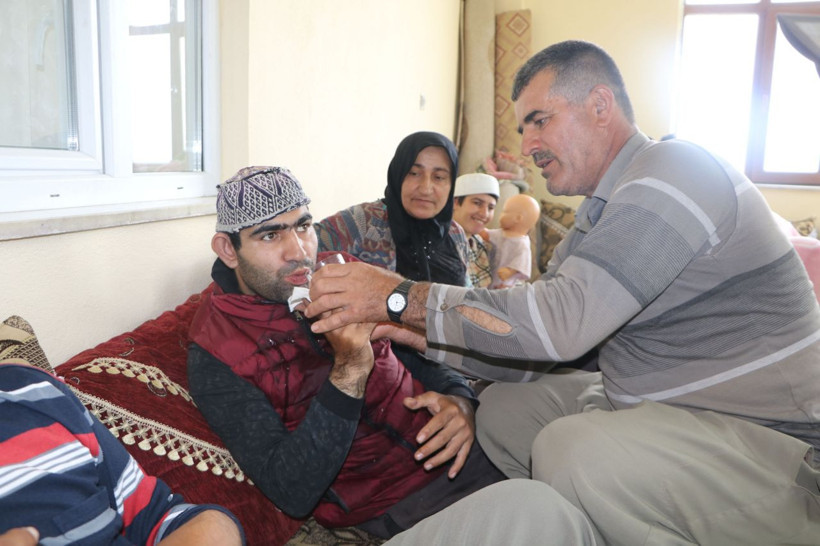 Hakkari'de 4 engelli evladına birden bakıyor 34 yaşındaki çocuğunu elleriyle besliyor - Resim: 1