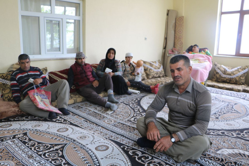 Hakkari'de 4 engelli evladına birden bakıyor 34 yaşındaki çocuğunu elleriyle besliyor - Resim: 3