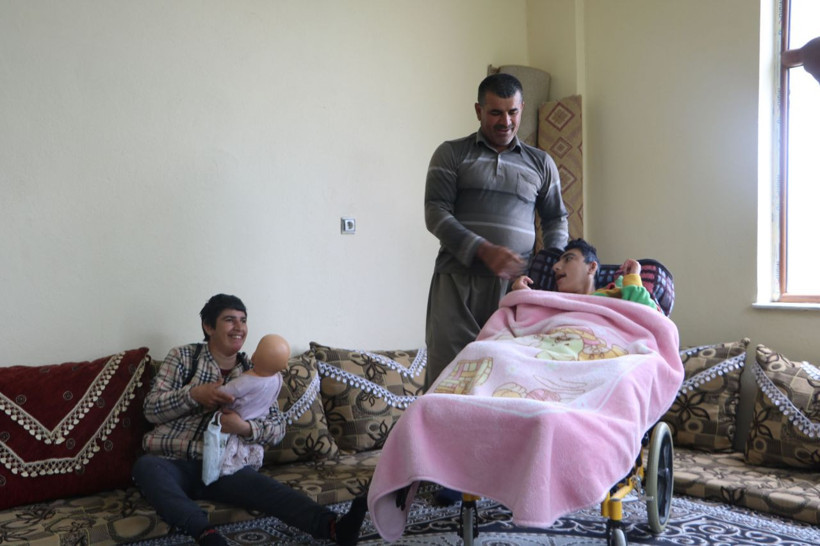 Hakkari'de 4 engelli evladına birden bakıyor 34 yaşındaki çocuğunu elleriyle besliyor - Resim: 2