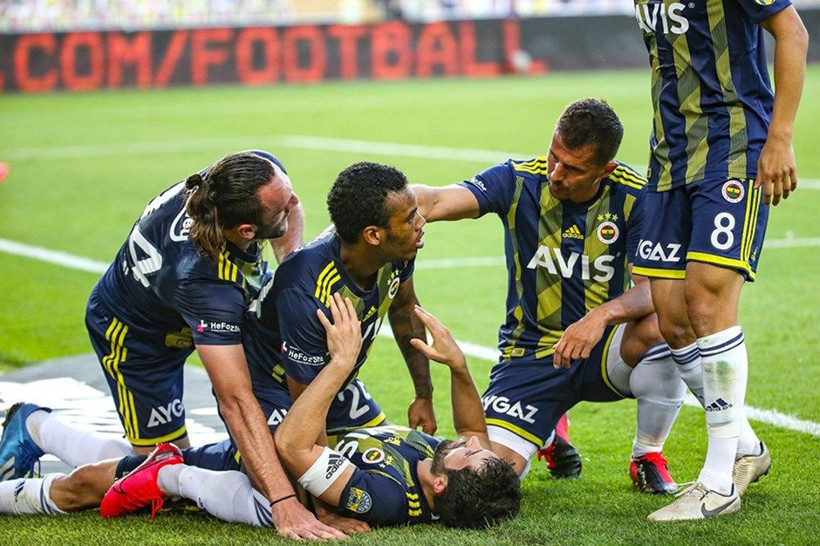 Emre Belözoğlu'nun Gökhan Töre itirafı kızdırdı: Sırtımıza alıp dolaştırırdık - Resim: 1