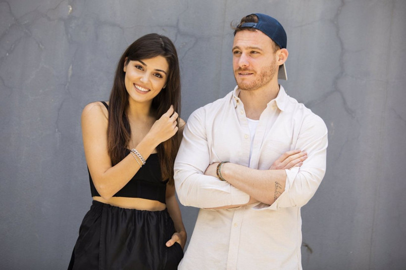 FOX TV Sen Çal Kapımı'da oynayan Hande Erçel leoparlı bikinisiyle pozunu verdi - Resim: 1