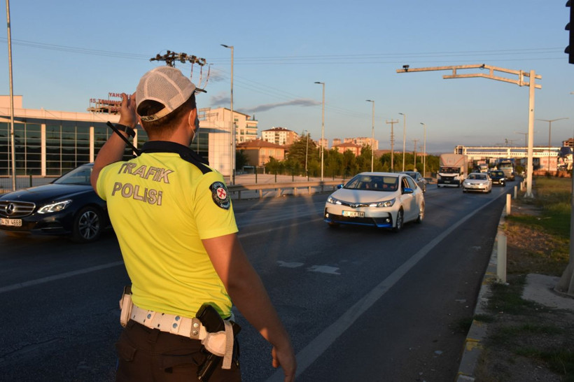 Kilit kavşak Kırıkkale'de uzun araç kuyruğu oluştu - Resim: 1