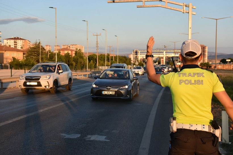 Kilit kavşak Kırıkkale'de uzun araç kuyruğu oluştu - Resim: 2