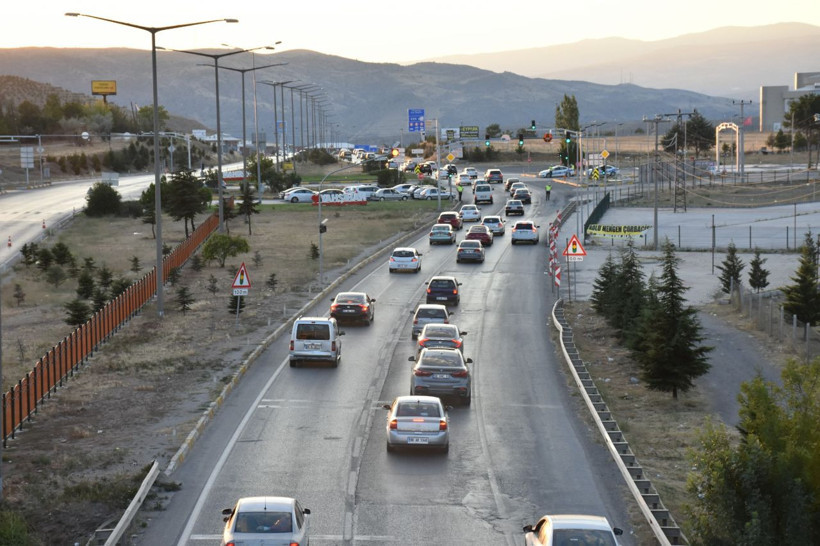 Kilit kavşak Kırıkkale'de uzun araç kuyruğu oluştu - Resim: 3
