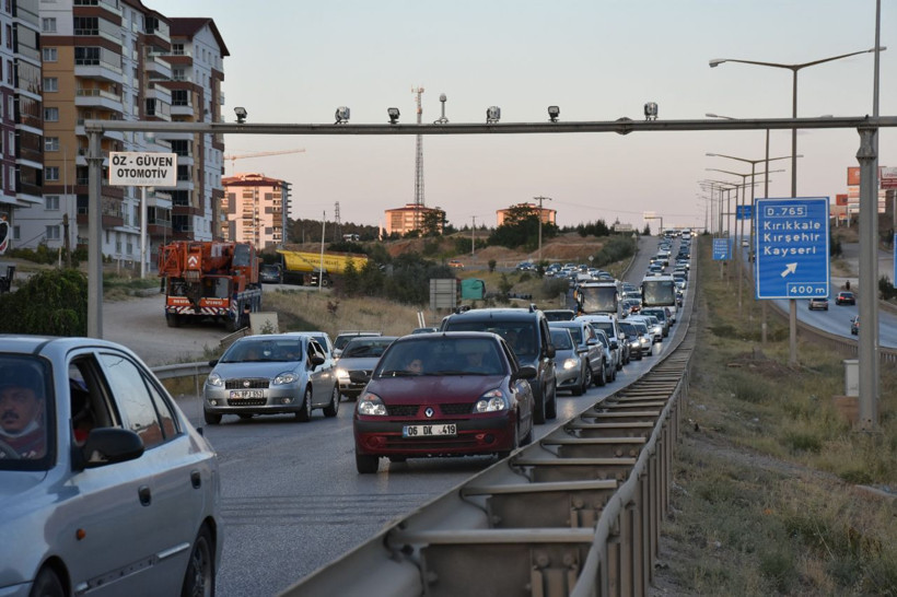 Kilit kavşak Kırıkkale'de uzun araç kuyruğu oluştu - Resim: 4