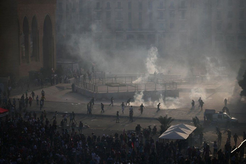 Beyrut fena karıştı! Göstericiler bakanlık binalarını bastı! 490 kişi yaralandı 1 polis öldü - Resim: 2
