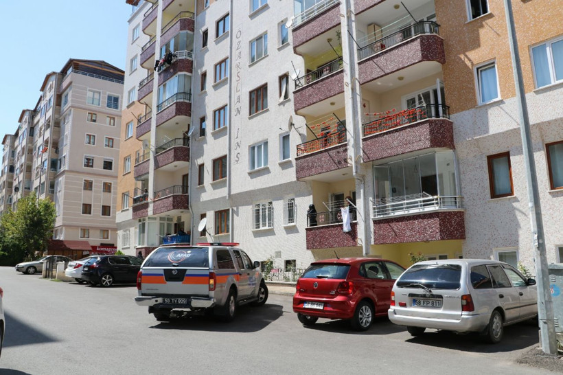 Sivas'taki bir apartmanda temizlik malzemesi kokusu paniğe yol açtı - Resim: 1