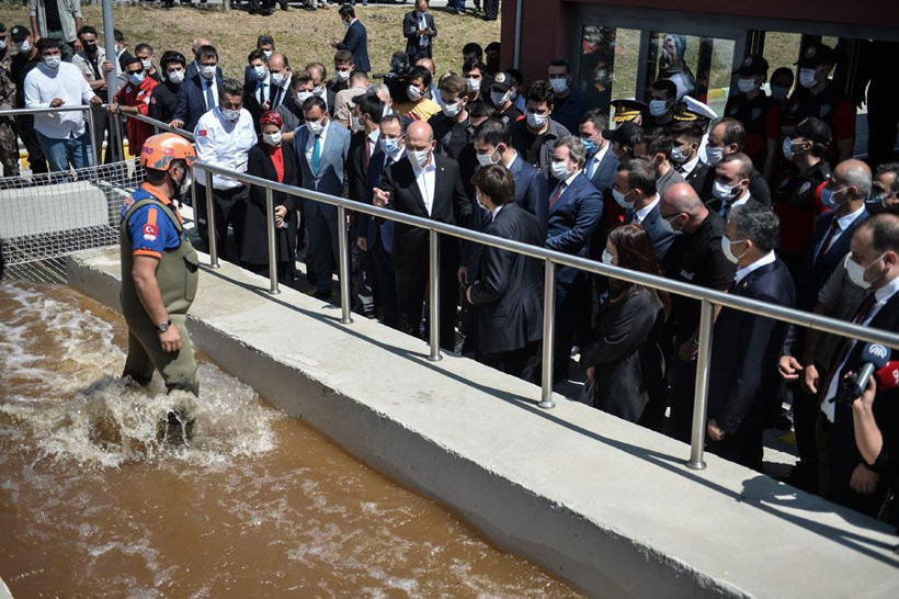 Süleyman Soylu ve Murat Kurum depremi yaşadı bakanların zor anları görüntülendi - Resim: 2
