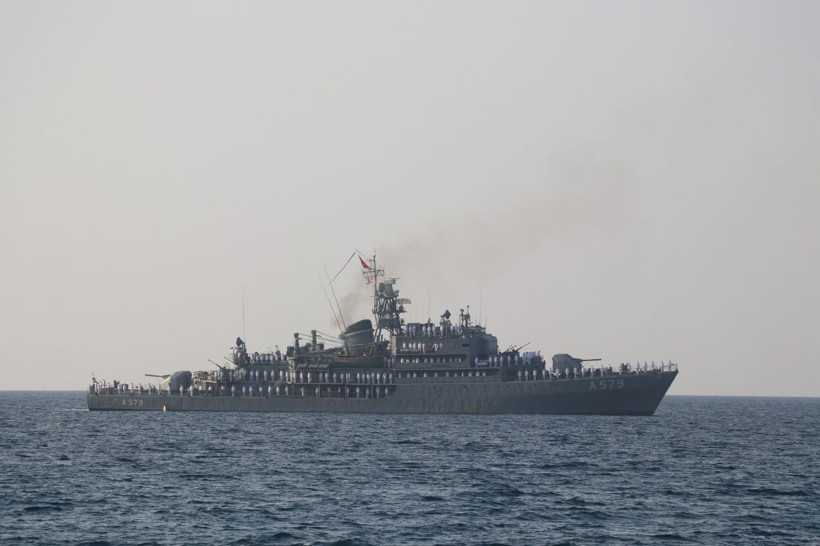 KKTC'de askeri gemiler halkı selamladı - Resim: 3