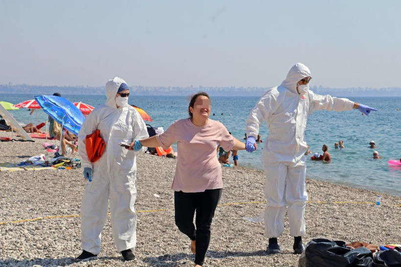 Antalya'da karantinadaki kadın plajda 'ölmek istemiyorum' deyip etrafa tükürdü - Resim: 1