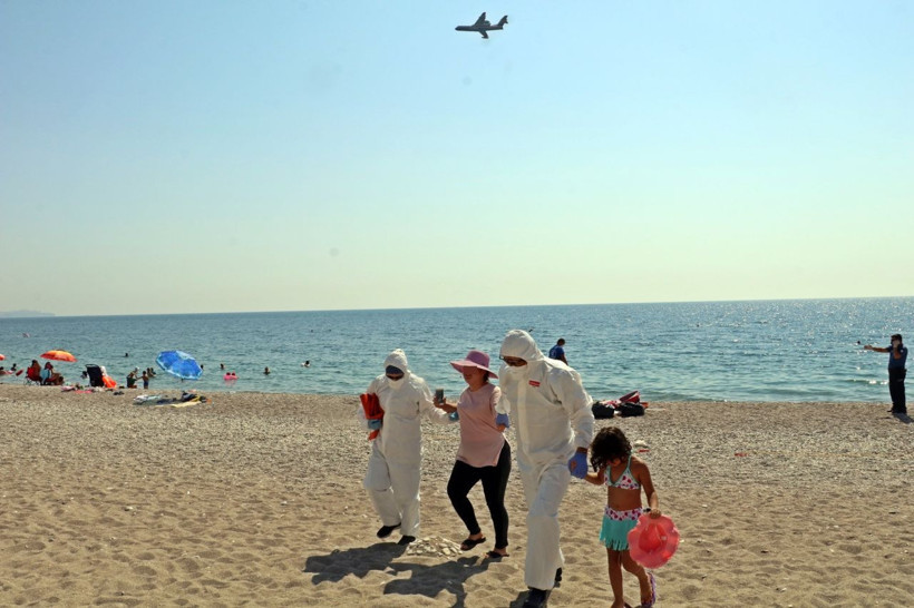 Antalya'da karantinadaki kadın plajda 'ölmek istemiyorum' deyip etrafa tükürdü - Resim: 2