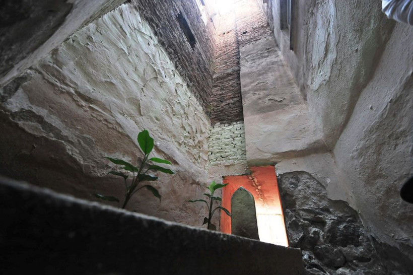 Bursa'da görenler gözlerine inanamıyor iki bina arasında sıkıp kaldı - Resim: 1