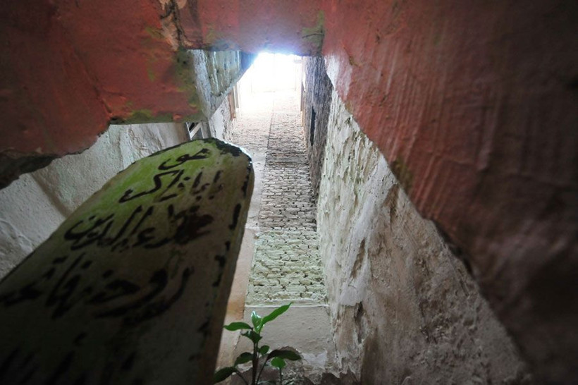 Bursa'da görenler gözlerine inanamıyor iki bina arasında sıkıp kaldı - Resim: 4