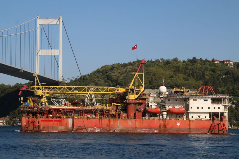 'Koca Ayak 3' İstanbul Boğazı'ndan geçip Karadeniz'e açıldı - Resim: 1
