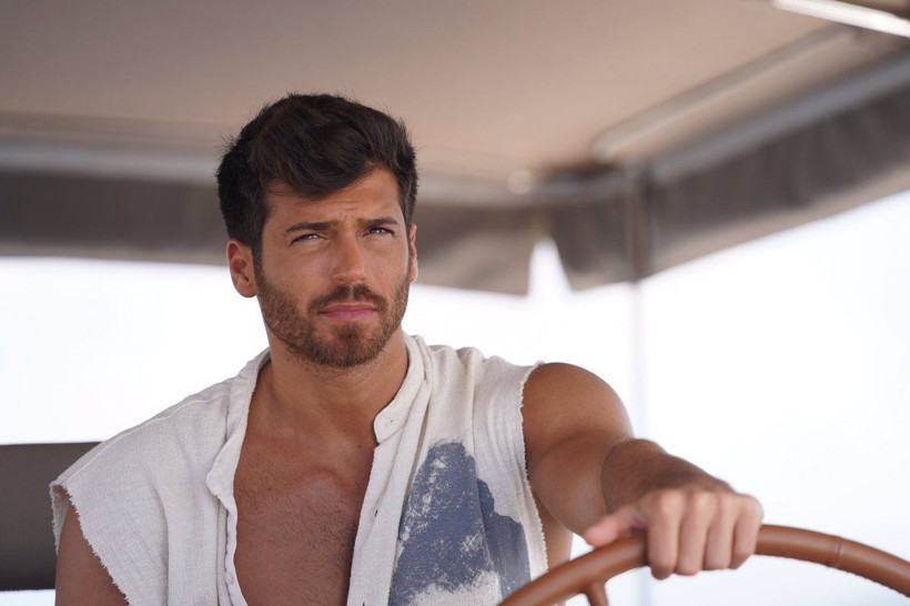 Bay Yanlış yıldızı Can Yaman için pandemi kuralını çiğnediler hayranları oteli bastı - Resim: 1