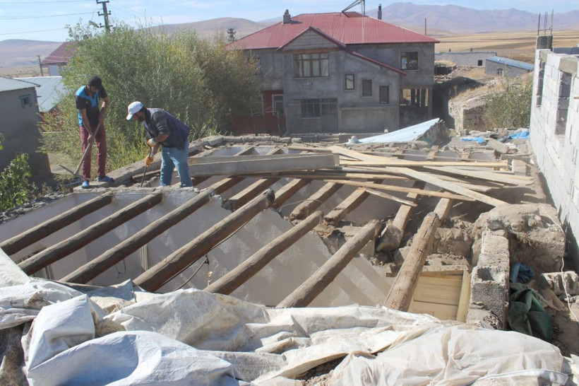 Ağrı'da evde otururken hayatının şokunu yaşadılar! Tavandan bir anda düşmeye başladılar - Resim: 1