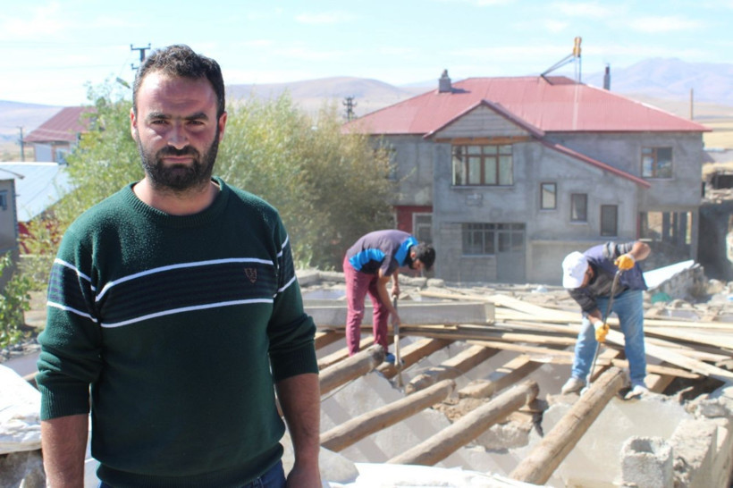 Ağrı'da evde otururken hayatının şokunu yaşadılar! Tavandan bir anda düşmeye başladılar - Resim: 2