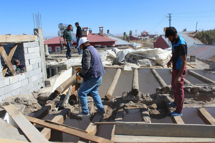 Ağrı'da evde otururken hayatının şokunu yaşadılar! Tavandan bir anda düşmeye başladılar - Resim: 4