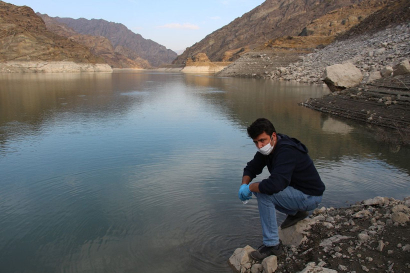 Erzurum'da baraj gölü yüzeyinde şaşırtan görüntü yetkililer numune aldı - Resim: 4