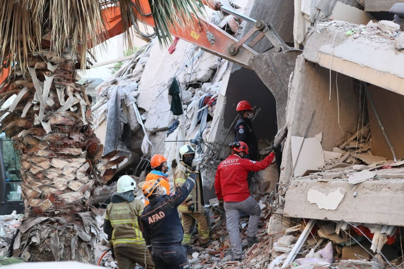 Erzincan'da ölen torunun adını Bayraklı'da yıkılan binaya vermiş! Emrah Apartmanı çöktü - Resim: 2