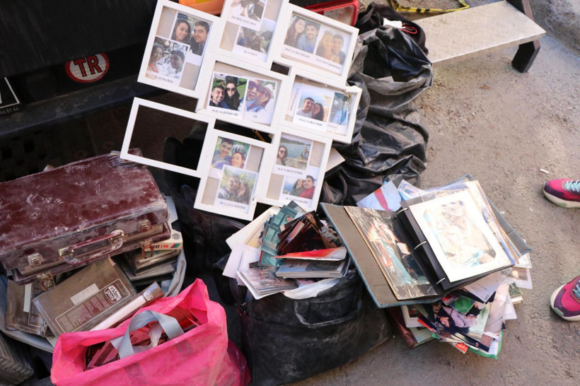 İzmir depreminde yıkılan Rıza Bey Apartmanı'nın enkazından çıkan fotoğraflar yürek burktu - Resim: 1