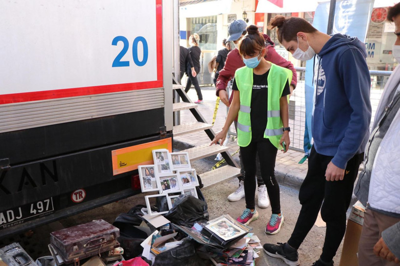 İzmir depreminde yıkılan Rıza Bey Apartmanı'nın enkazından çıkan fotoğraflar yürek burktu - Resim: 4