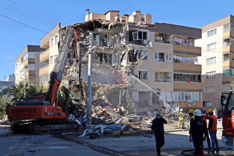 İzmir'de kontrollü yıkım sırasında 8'inci kattan kedi atladı! Sahibinin gözyaşları sel oldu - Resim: 1