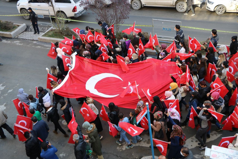 Diyarbakır HDP binası önündeki ailelere Hakkari'den destek yürüyüşü - Resim: 3