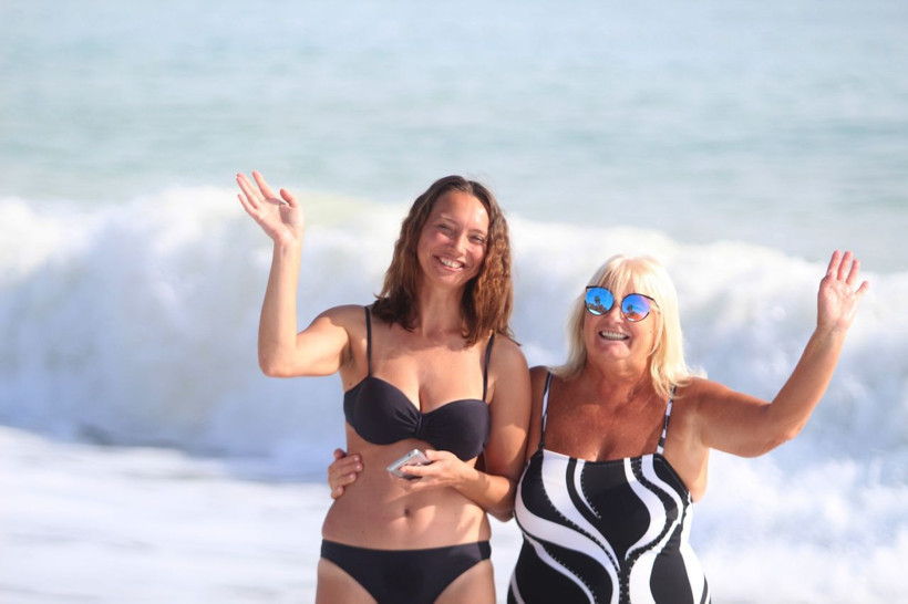 Antalya'da plajlarda koronavirüse aldırış etmediler! Rus turistler deniz keyfi yaptı - Resim: 1