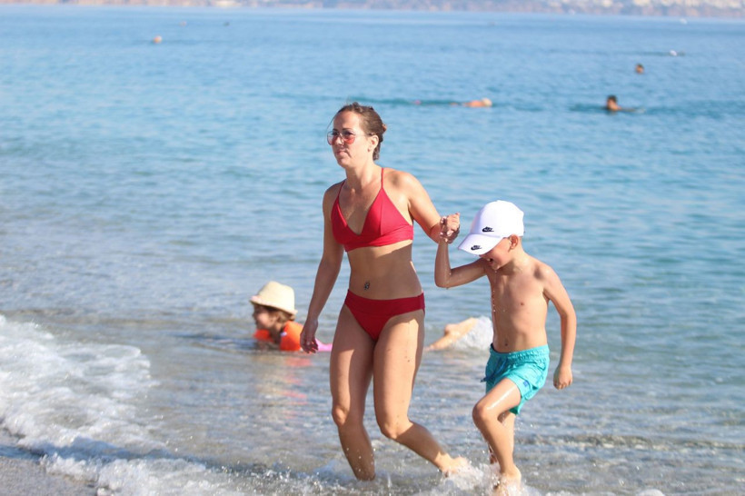 Antalya'da koronavirüs unutuldu! Kısıtlama kalktı vatandaşlar soluğu plajlarda aldı - Resim: 2