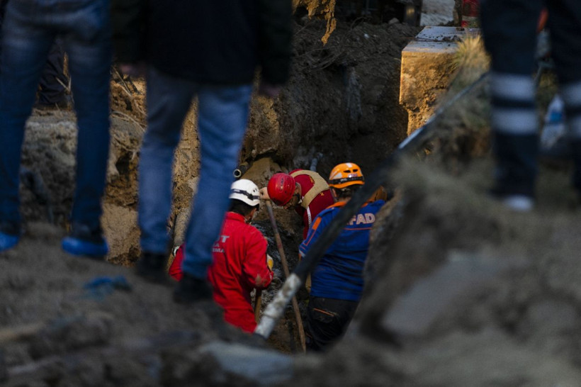 Ankara'da inşaat alanında toprak kayması sonucu 2 işçi öldü - Resim: 2