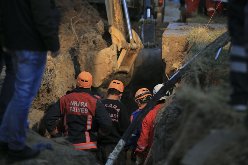 Ankara'da inşaat alanında toprak kayması sonucu 2 işçi öldü - Resim: 3
