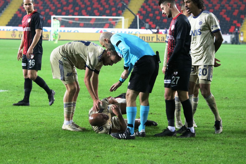'Ali Koç ve Erol Bulut istifa' diyen Fenerbahçe taraftarı Aykut Kocaman'ı istiyor - Resim: 2