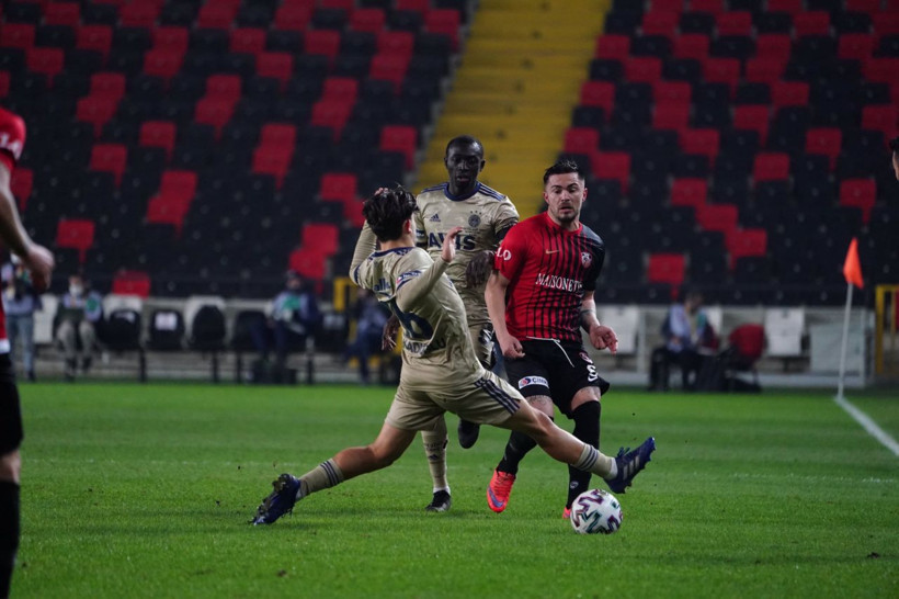 'Ali Koç ve Erol Bulut istifa' diyen Fenerbahçe taraftarı Aykut Kocaman'ı istiyor - Resim: 1