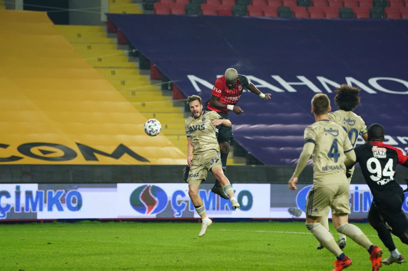 'Ali Koç ve Erol Bulut istifa' diyen Fenerbahçe taraftarı Aykut Kocaman'ı istiyor - Resim: 4
