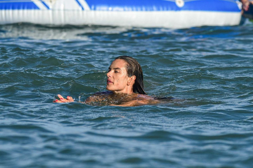 Alessandra Ambrosio bikinisiyle görenleri mest etti! Pozlarıyla şov yaptı - Resim: 2