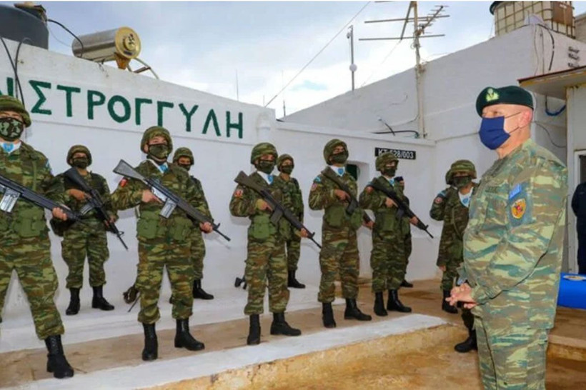 Yunanistan'ın Ege'de ağır tahriki yılbaşında da sürdü! Üniformalı ve silahlı şov - Resim: 3