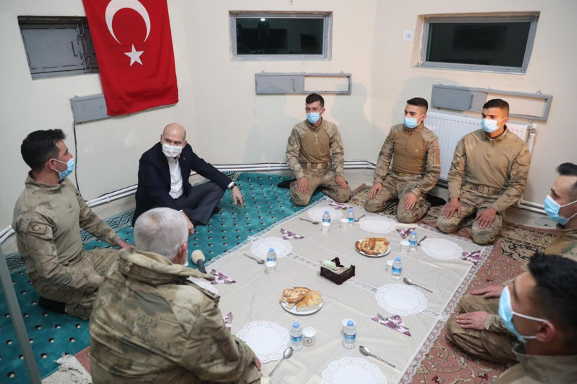 Süleyman Soylu'dan askerlerle yemek yediği yer sofrası eleştirilerine yanıt: İt ürür kervan yürür - Resim: 4