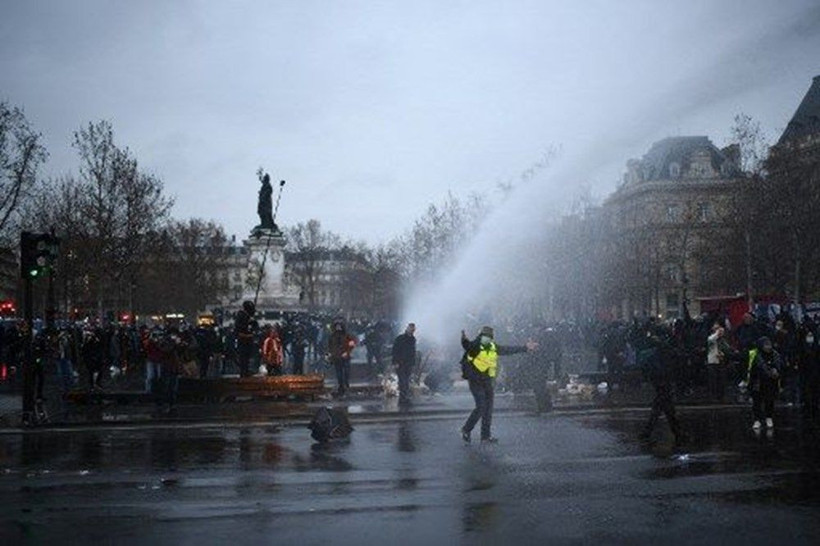 Fransa'da "Küresel Güvenlik" yasası karşıtlığı alevlendi! Protestocular tekrar sokağa indi - Resim: 1