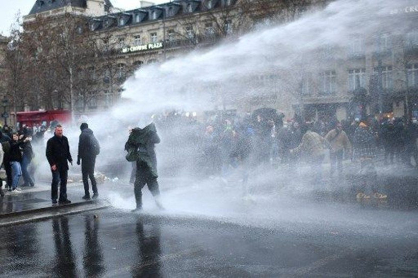Fransa'da "Küresel Güvenlik" yasası karşıtlığı alevlendi! Protestocular tekrar sokağa indi - Resim: 2
